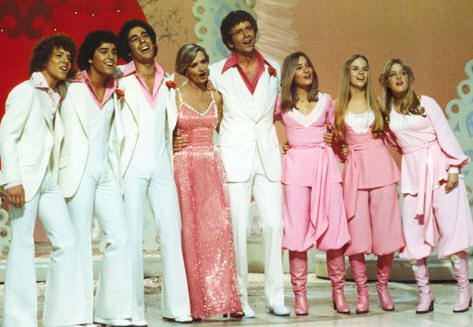'The Brady Bunch Variety Hour' (l to r:) Mike Lookinland, Christopher Knight, Barry Williams, Florence Henderson, Robert Reed, Maureen McCormick, Geri Reischl and Susan Olsen.