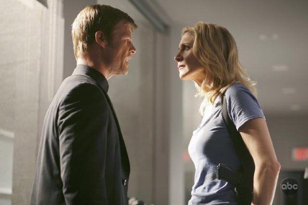 Joel Gretsch and Elizabeth Mitchell of 'V.'