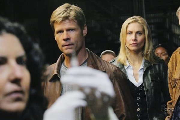 Joel Gretsch and Elizabeth Mitchell of 'V.'