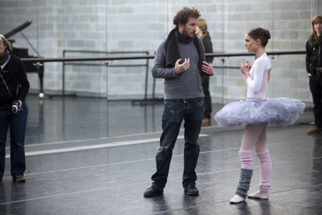 Darren Aronofsky directs Natalie Portman in BLACK SWAN.