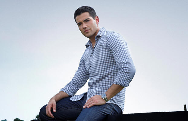 Jesse Metcalfe stars in DALLAS.