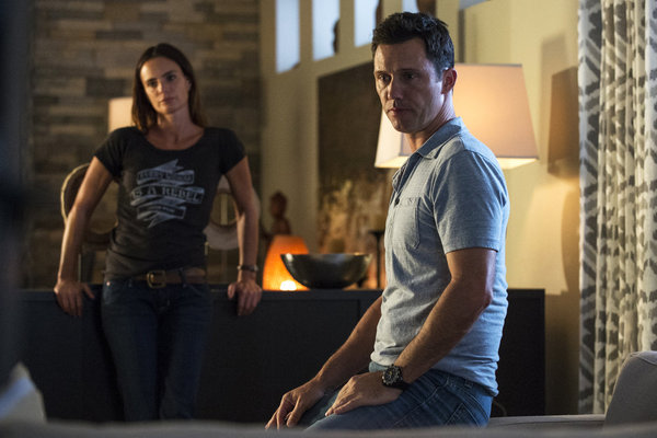 BURN NOTICE -- Episode 614 "Down & Out" -- Pictured: (l-r) Gabrielle Anwar as Fiona Glenanne, Jeffrey Donovan as Michael Westen -- (Photo by: David Giesbrecht/USA Network)