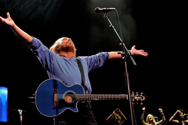 Barry Gibb - Wells Fargo Center - Philadelphia, PA - May 19, 2014 - photo by Jim Rinaldi  2014