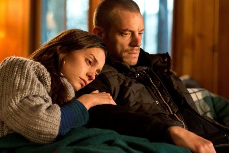 Joel Kinnaman and Genesis Rodriguez in Run All Night