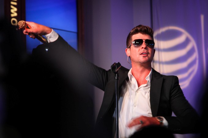 Robin Thicke - AT&T Store Michigan Avenue - Chicago, IL - August 15, 2013 - photo courtesy of Brand Marketing and Entertainment  2013