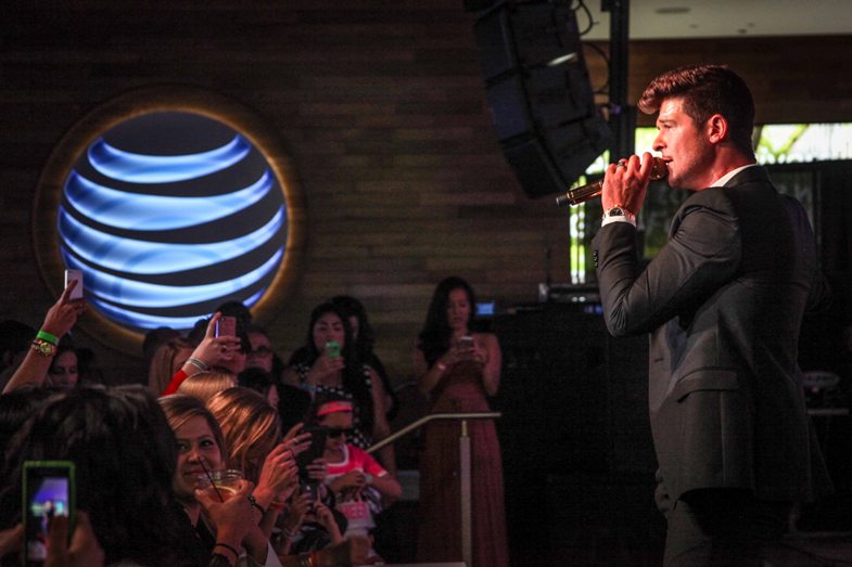Robin Thicke - AT&T Store Michigan Avenue - Chicago, IL - August 15, 2013 - photo courtesy of Brand Marketing and Entertainment  2013