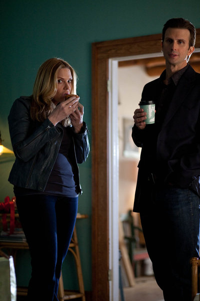 IN PLAIN SIGHT -- "Meet the Shannons" -- Pictured: (l-r) Mary McCormack as Mary Shannon, Frederick Weller as Marshall Mann -- Photo by: Cathy Kanavy/USA Network 