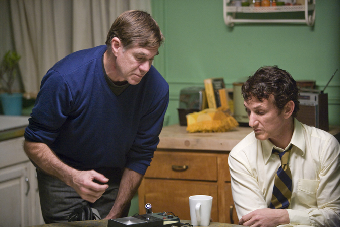 Director Gus Van Sant (left) and Sean Penn (right) on the set of MILK, a Focus Features release.  Photo:  Phil Bray