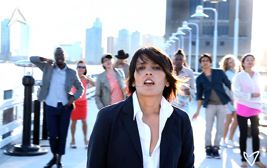 Tanita Tikaram filming the video for "Dust on My Shoes."