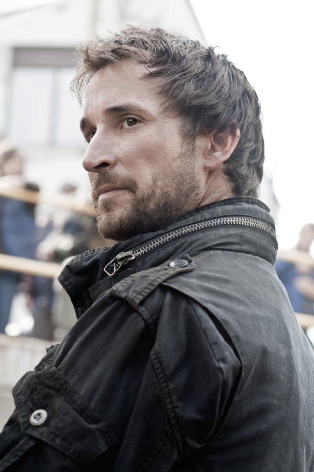 Noah Wyle stars in the TNT Network series FALLING SKIES.