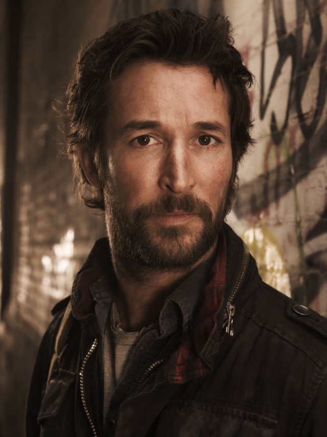 Noah Wyle stars in the TNT Network series FALLING SKIES.